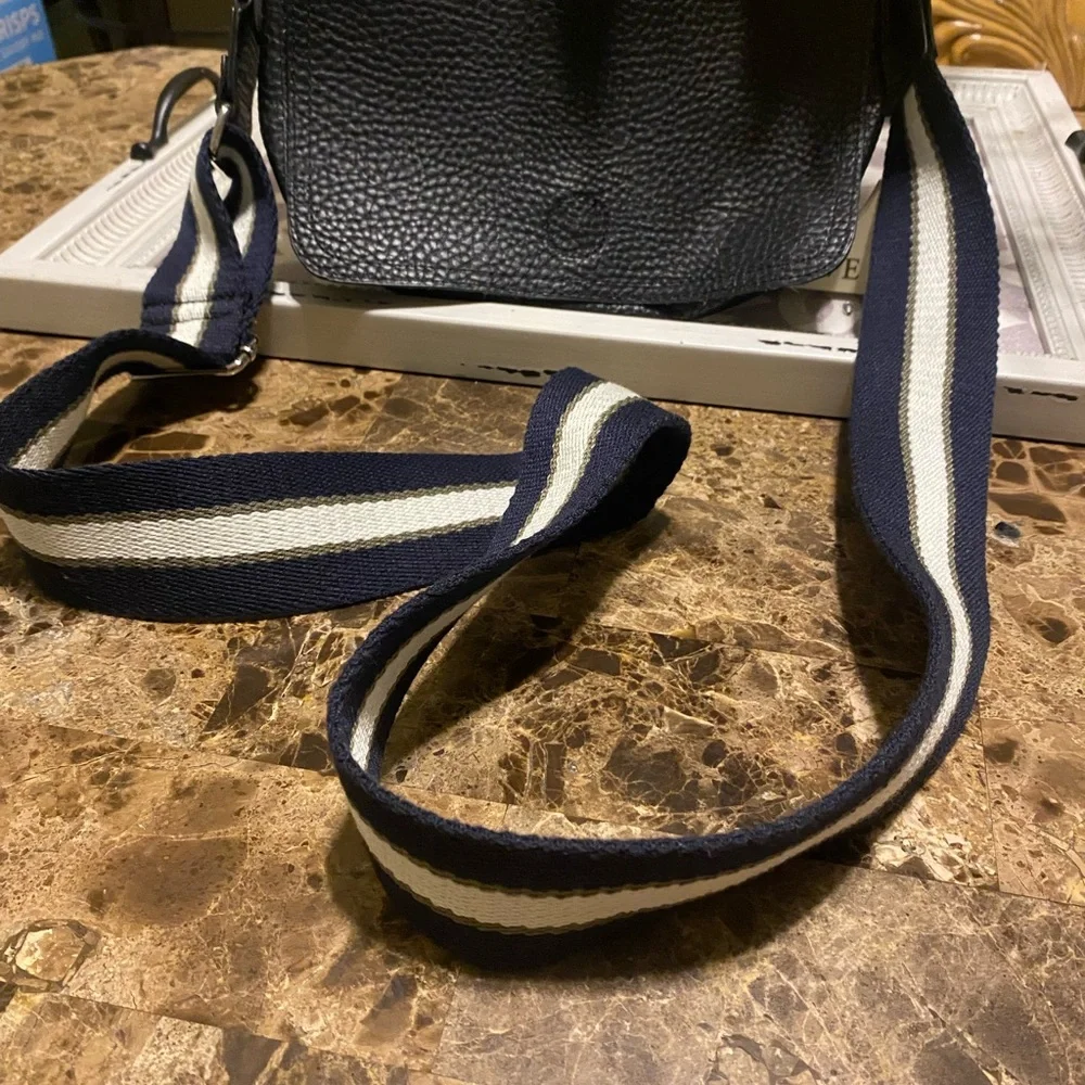 Stylish Black Crossbody Bag - Picture 2 of 3